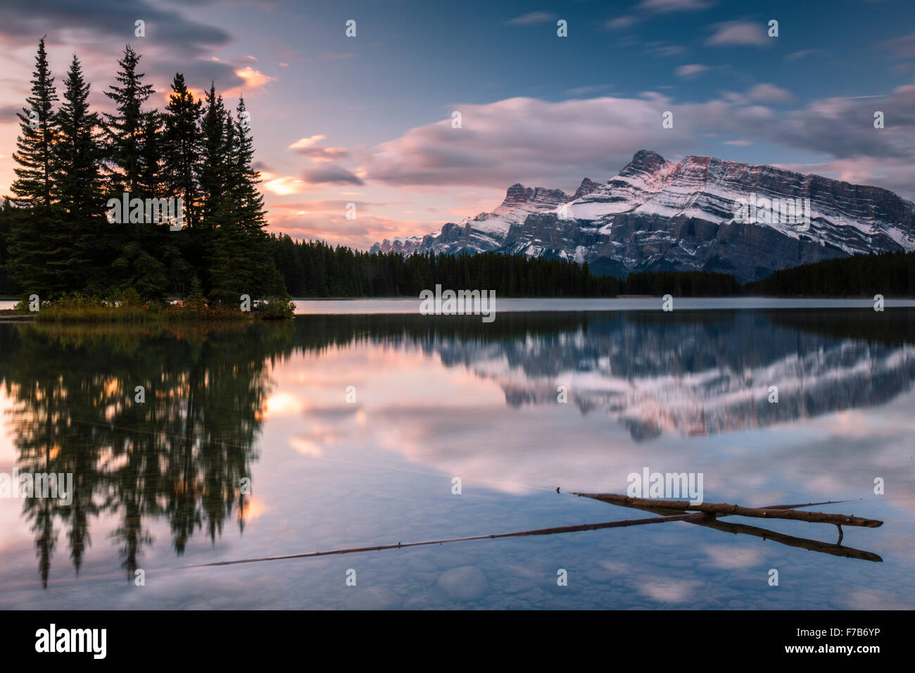 Sunrise, Kanada, Alberta, Banff Nationalpark, zwei Jack Lake mit Mount Rundle Stockfoto