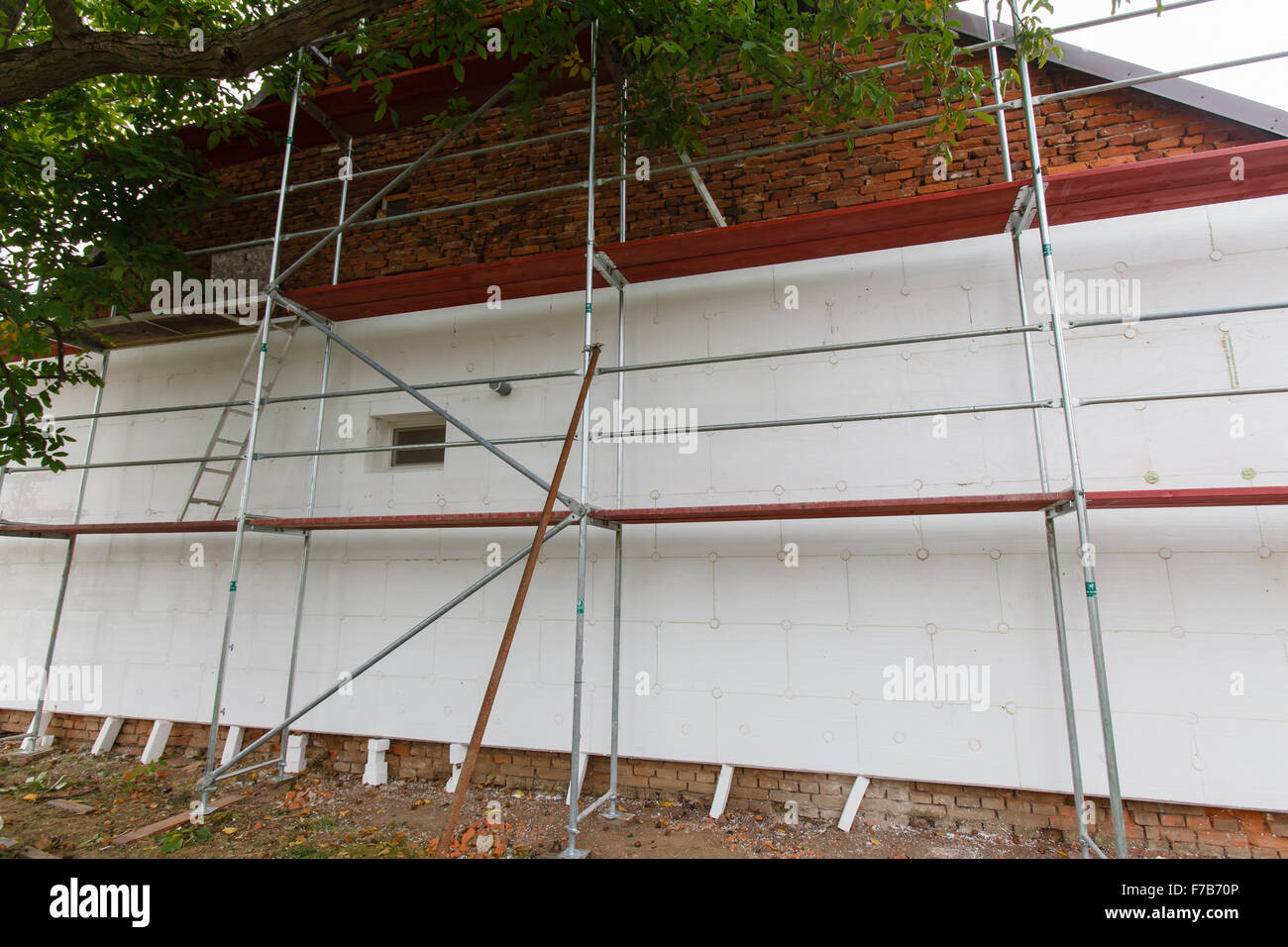 Umbau des alten Hauses (Dämmung Fassade Polystyrol). Stockfoto