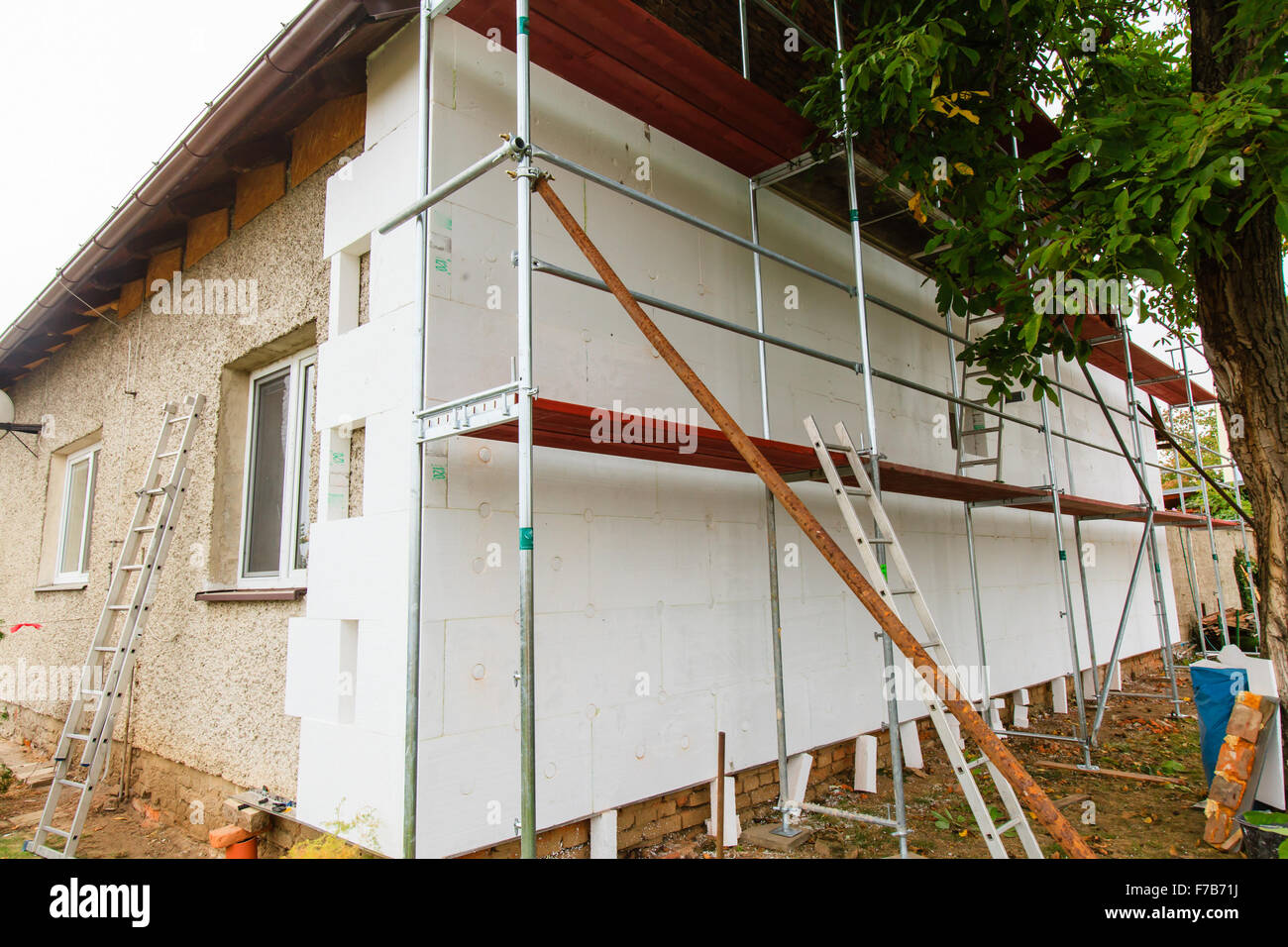 Umbau des alten Hauses (Dämmung Fassade Polystyrol). Stockfoto