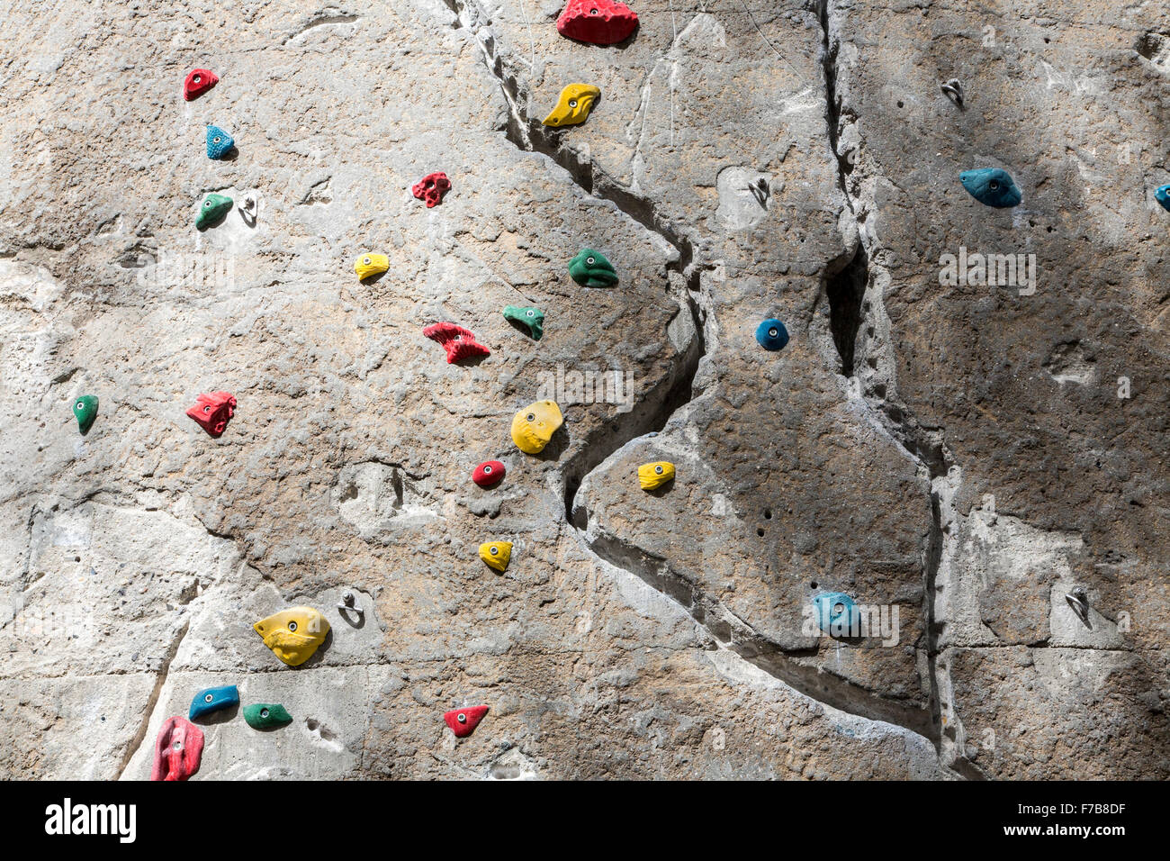 Kletterwand mit Klettergriffe für verschiedene Kletterrouten, Stockfoto