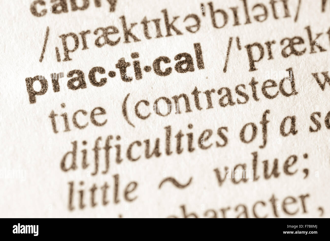 Definition des Wortes praktisch im Wörterbuch Stockfoto