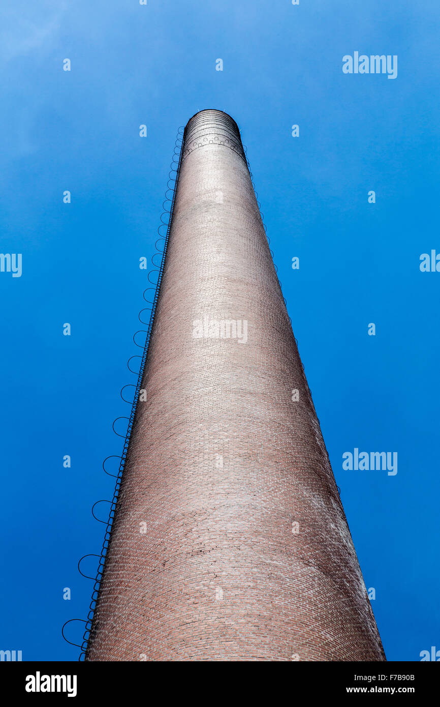 Fabrikschornsteinen, gefertigt aus rotem Ziegelstein, blauer Himmel, Stockfoto