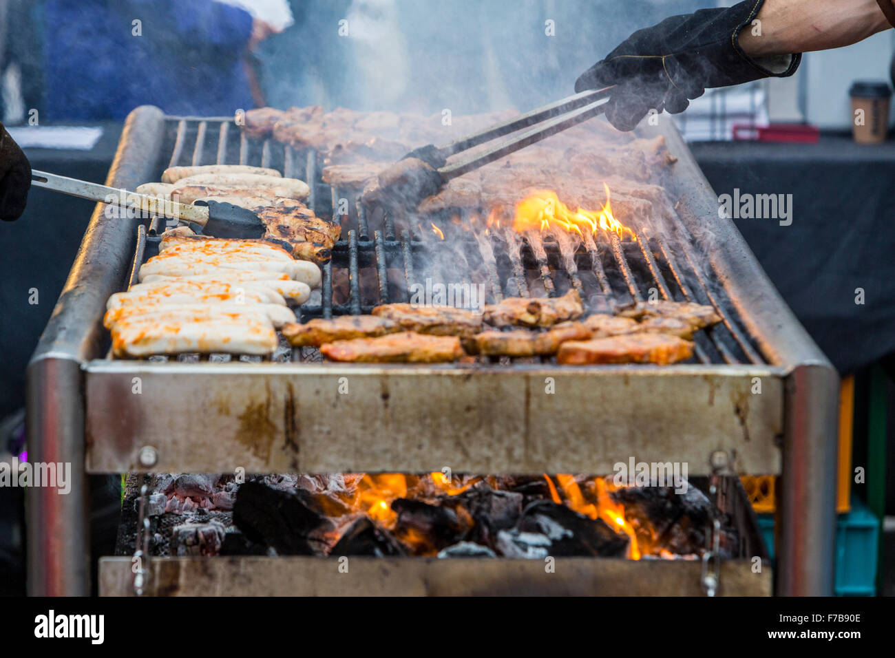 Barbeque-Grill, Würstchen und Steaks auf dem Grill, Stockfoto