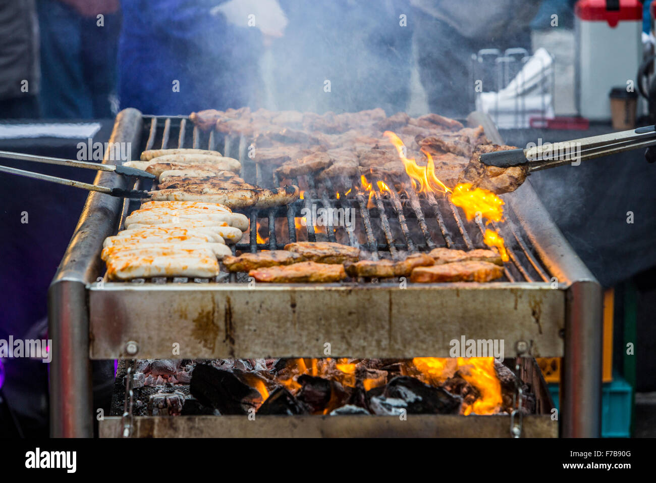 Barbeque-Grill, Würstchen und Steaks auf dem Grill, Stockfoto