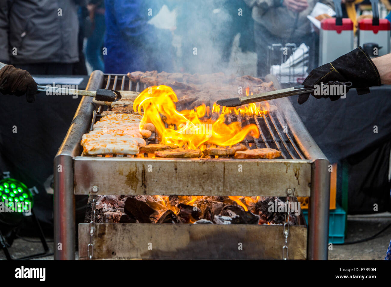 Barbeque-Grill, Würstchen und Steaks auf dem Grill, Stockfoto