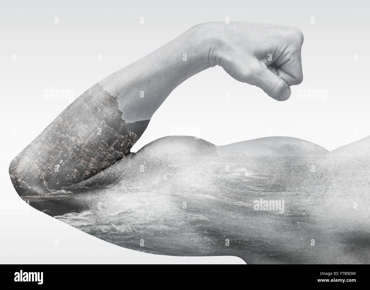 Starker männliche Arm zeigt Bizeps kombiniert mit Küstenmeeres Landschaft, doppelte Belichtung Fotoeffekt, macht der Natur Metapher Stockfoto