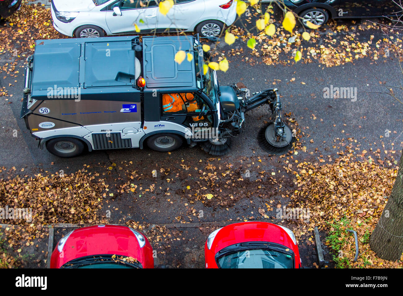 Vakuum Spezialwagen, zum sauberen Straßen, schwebt der Herbstfarben in Essen, Deutschland Stockfoto