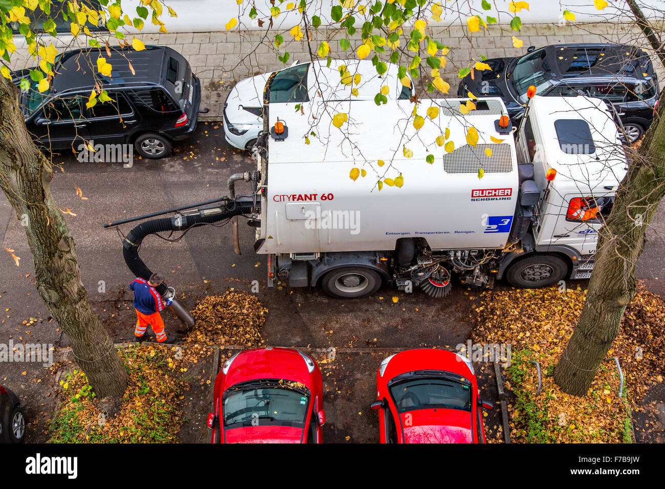 Vakuum Spezialwagen, zum sauberen Straßen, schwebt der Herbstfarben in Essen, Deutschland Stockfoto