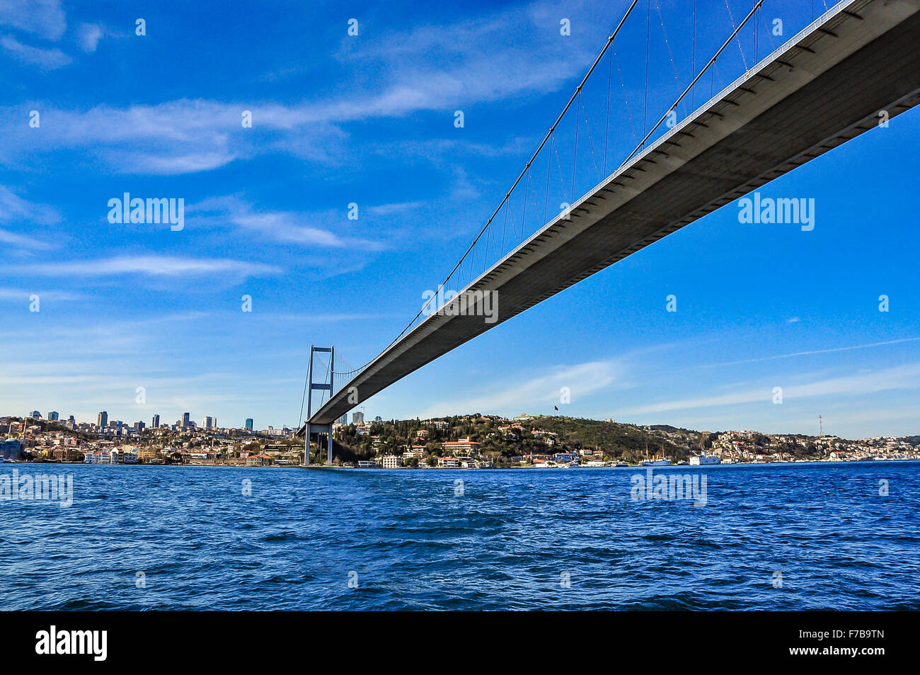 Bosporus-Brücke gesehen von einem Schiff und einem schönen bewölkten Tag, Istanbul, Türkei Stockfoto