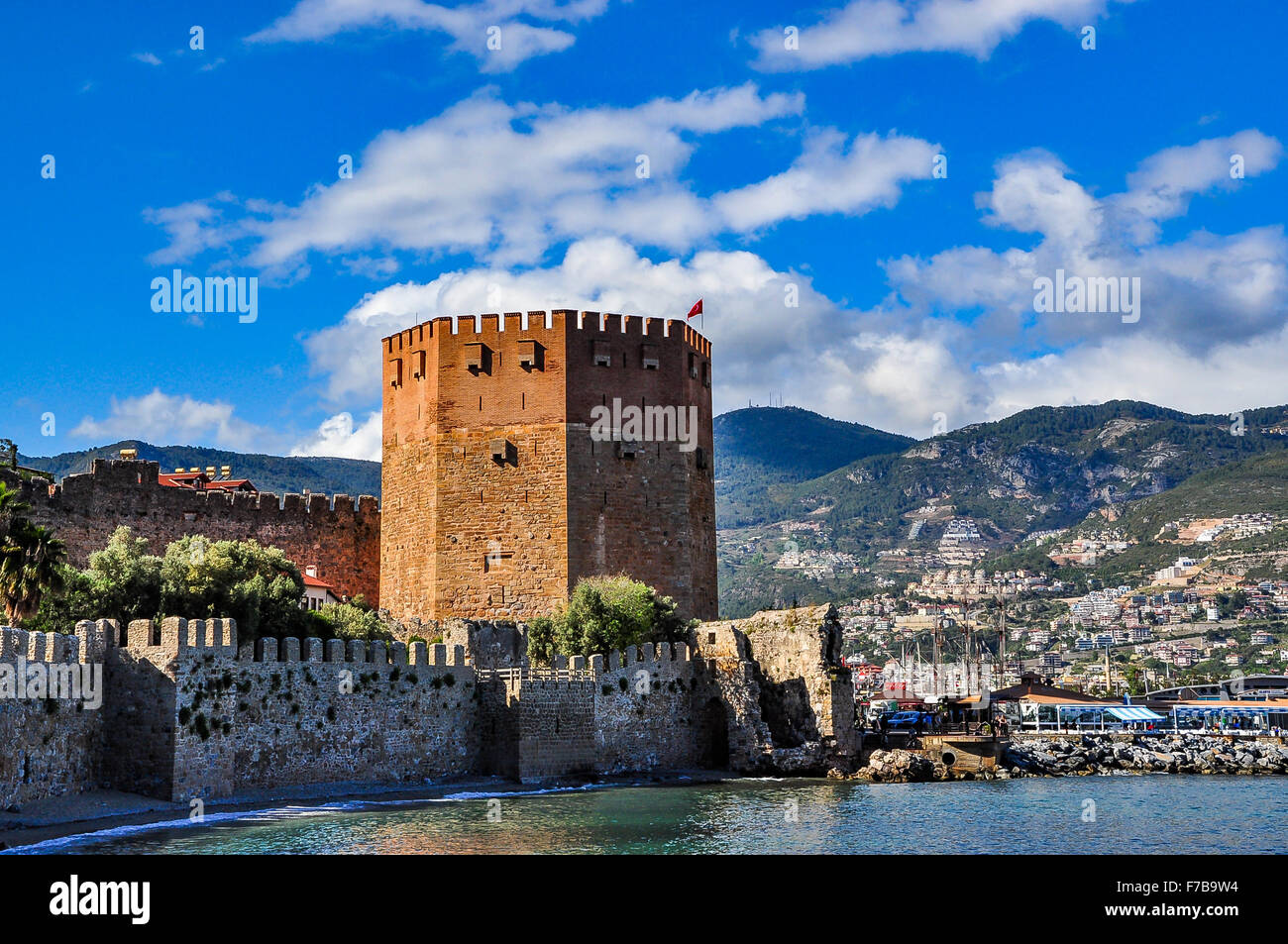 Roter Turm in Alanya an einem schönen Tag Stockfoto