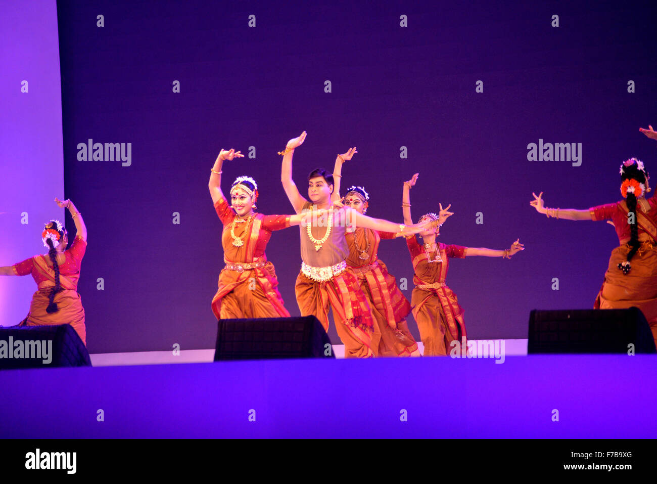 Dhaka, Bangladesch.  28. November 2015. Pollabi Dance Center Künstler aufgetreten Bharatanatyam-Tanz in der Bengal Klassikfestival im Armee-Stadion in Dhaka, Bangladesch. Am 27. November 2015 begann fünftägigen Bengal Klassikfestival im Armee-Stadion in Dhaka am Freitagabend. Musiker und Artisten des Subkontinents nehmen Teil in Bengalen Klassikfestival Bangal Stiftung in Bangladesch. Bildnachweis: Mamunur Rashid/Alamy Live-Nachrichten Stockfoto