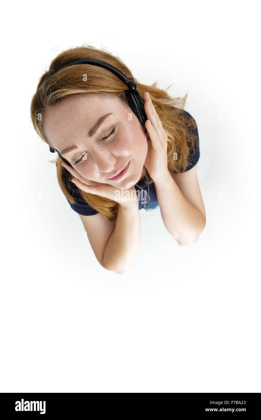 Musikhören mit Kopfhörer auf Frau Stockfoto