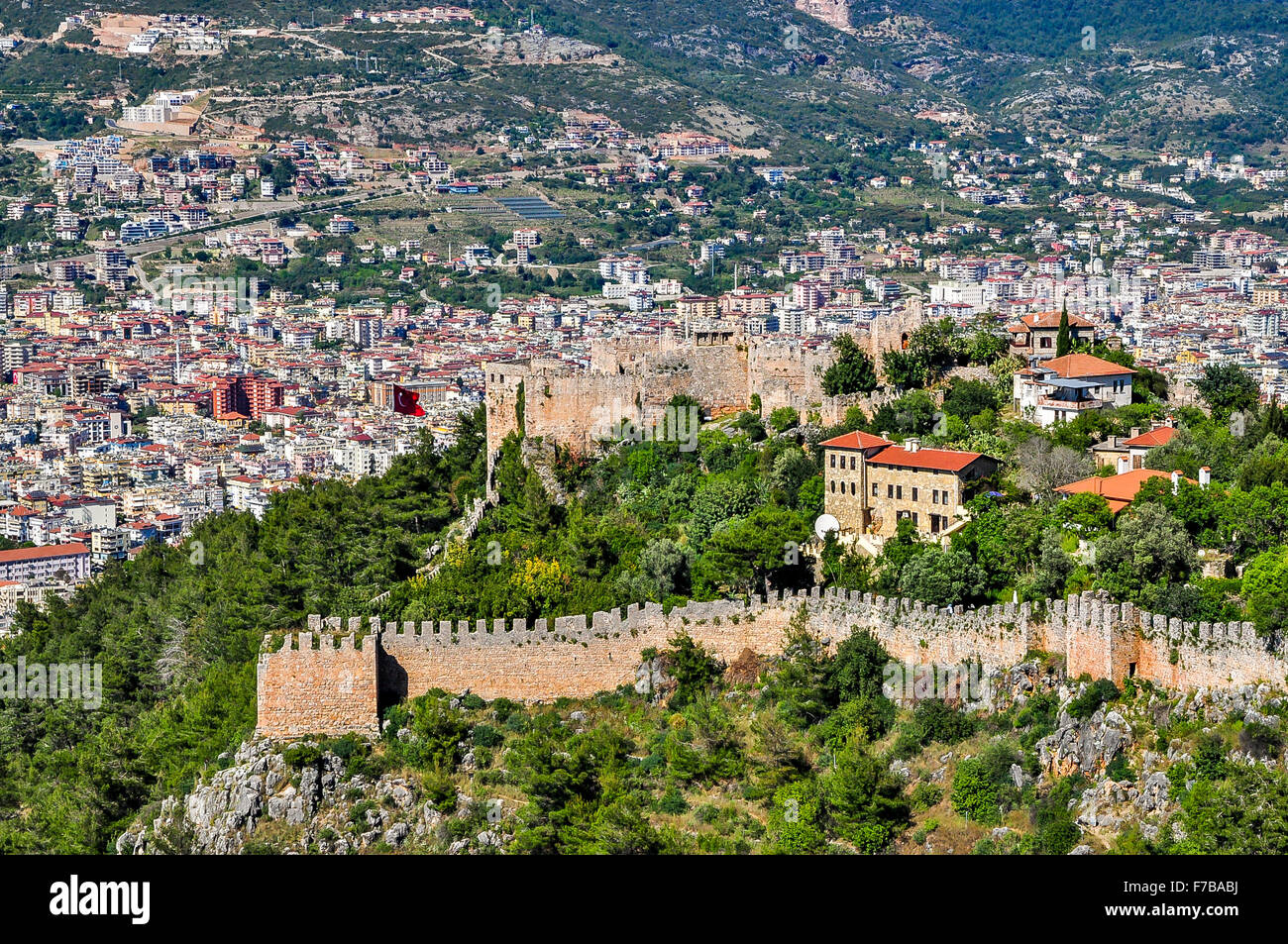 Panoramablick auf Burgmauern, untere Burg und Stadt von der oberen Burg in Alanya Stockfoto