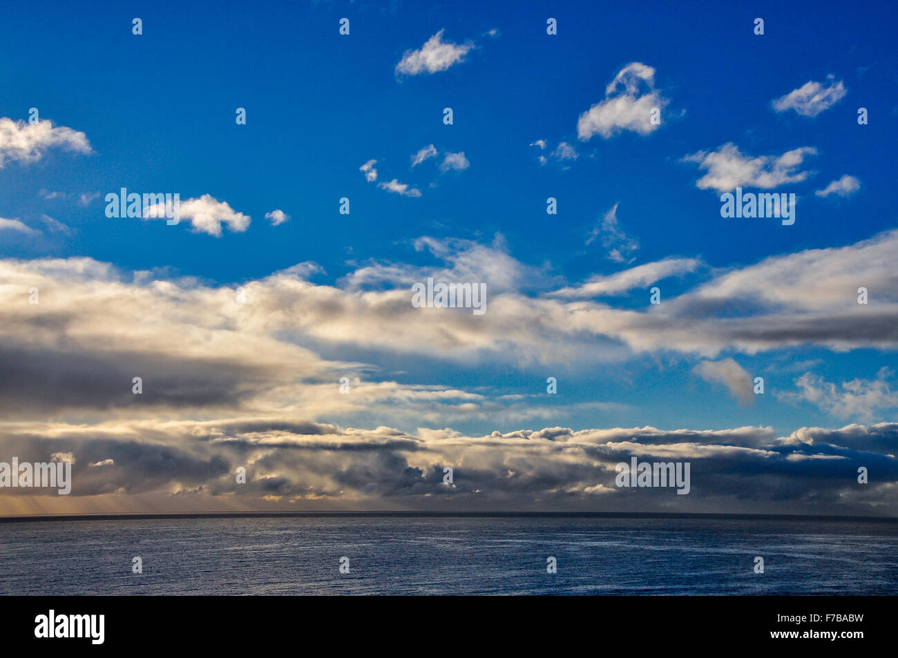 Wunderschönen Sonnenaufgang über dem Meer Stockfoto