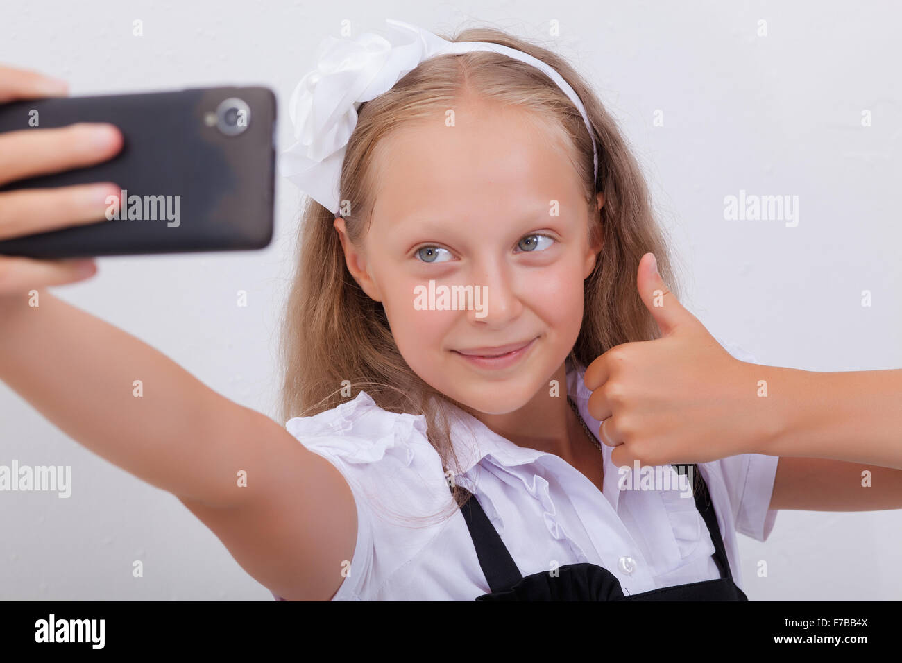 Recht Jugendlich Mädchen Die Die Selfies Mit Ihrem Smartphone Stockfotografie Alamy 