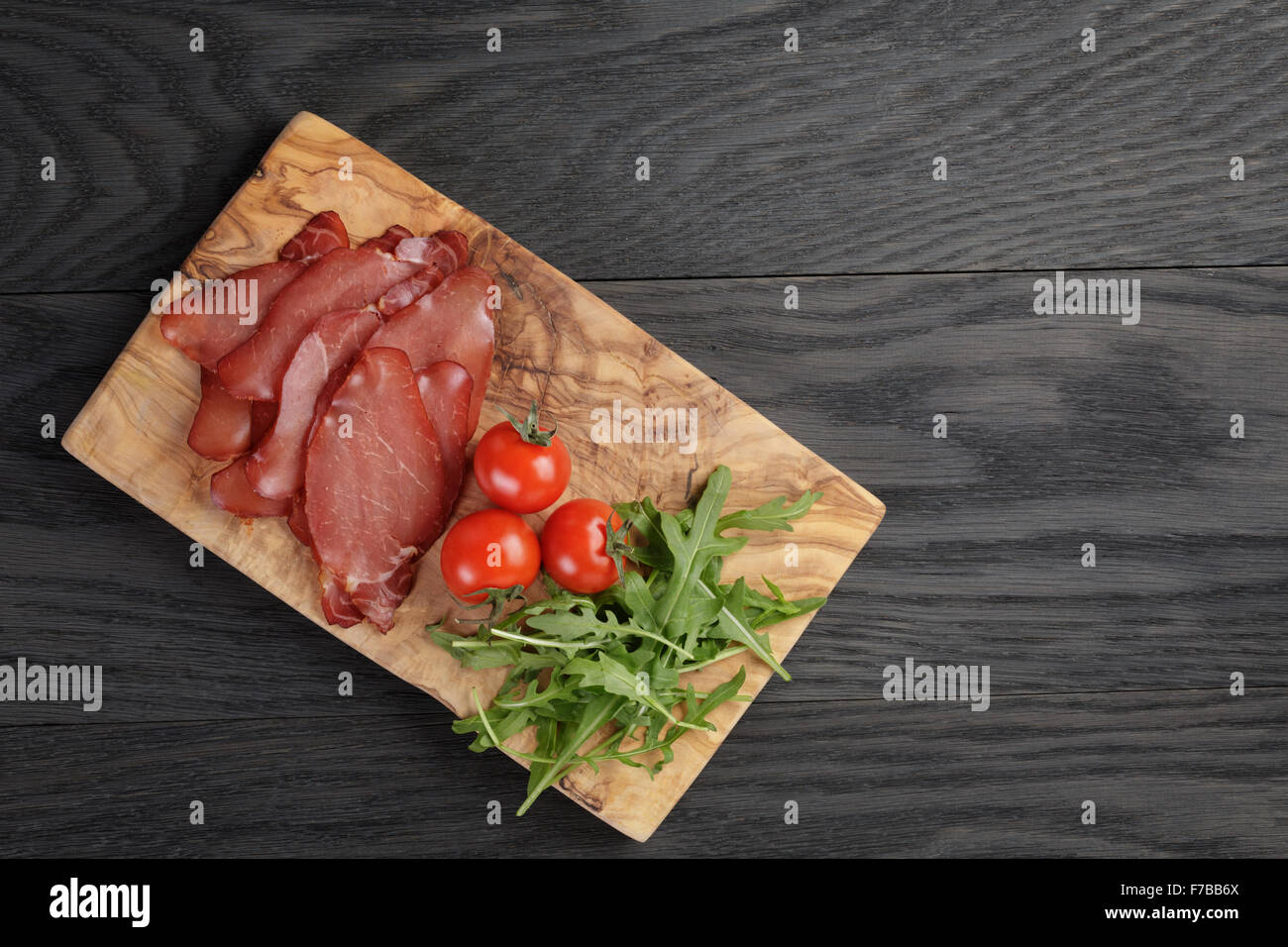 geräucherter Schinken Prsut mit Cherry-Tomaten und Rucola ...