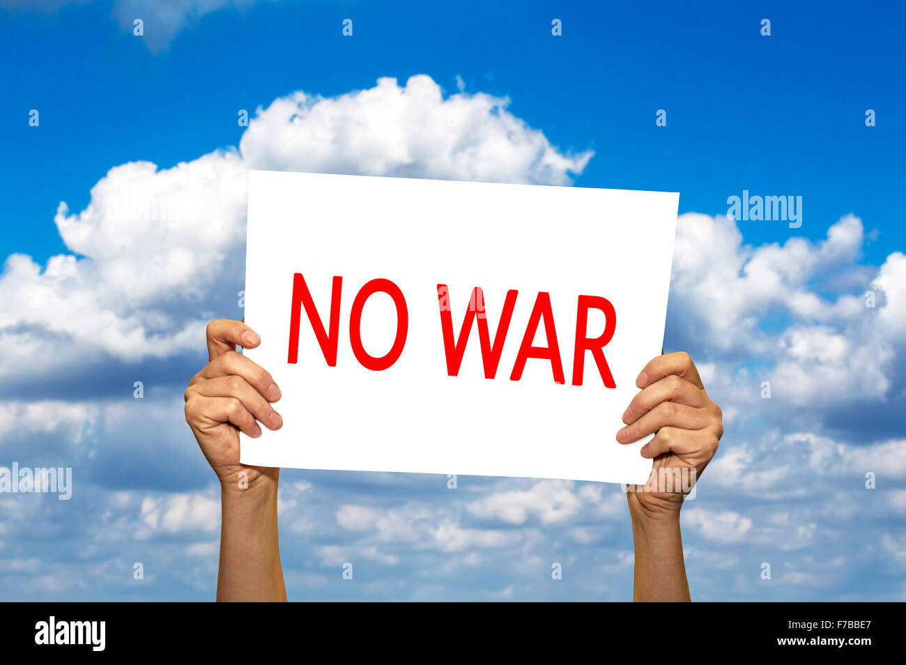 KEIN Krieg-Karte in der Hand gegen blauen Himmel mit Wolken. Selektiven Fokus. Stockfoto