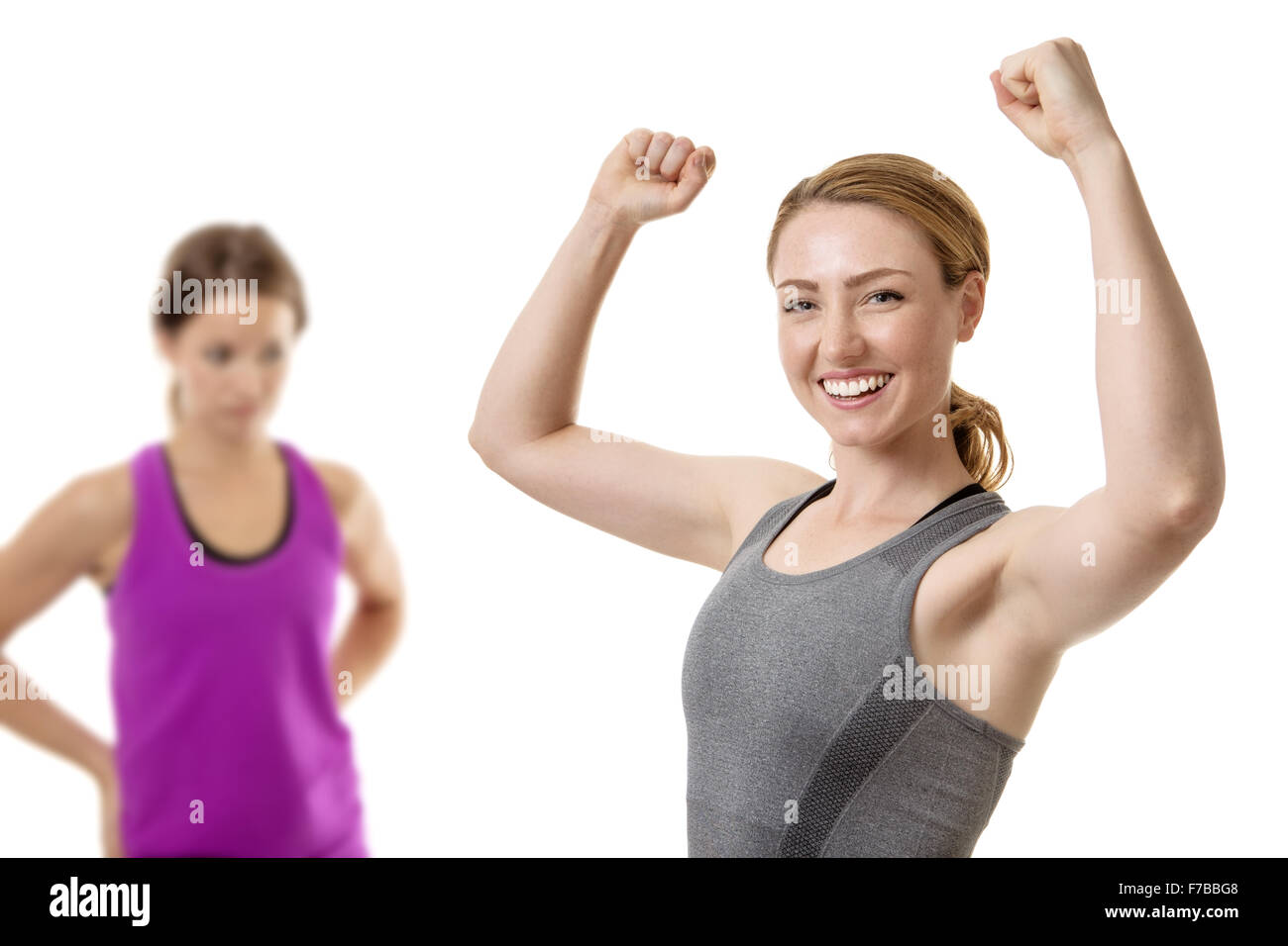 zwei Fitness Frau eine vorne zu feiern und die anderen hinter eingerichtet Stockfoto