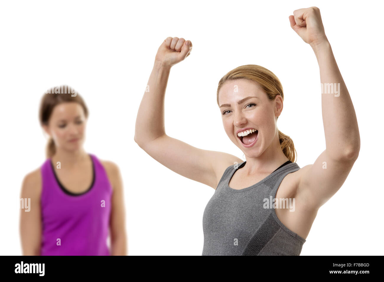 zwei Fitness Frau eine vorne zu feiern und die anderen hinter eingerichtet Stockfoto