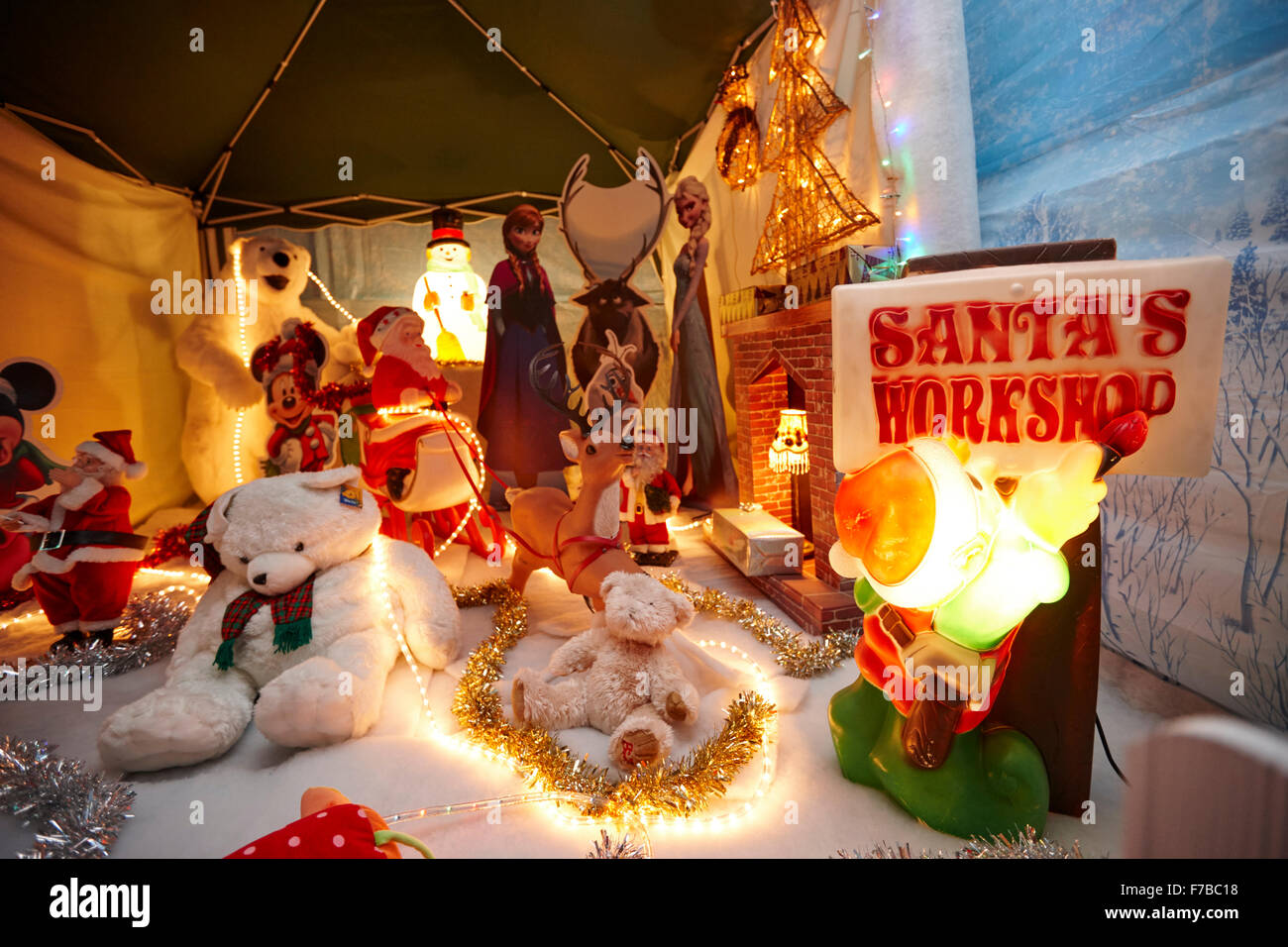 Santas Werkstatt in eine temporäre saisonale Santa Grotte in Großbritannien anzeigen Stockfoto
