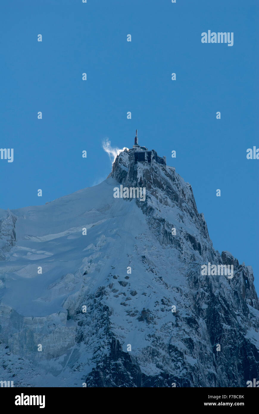 Aguille du Midi Seilbahn-Station am Mont-Blanc-Massiv mit Schlagsahne oben Schnee Abblasen der Seite. Stockfoto