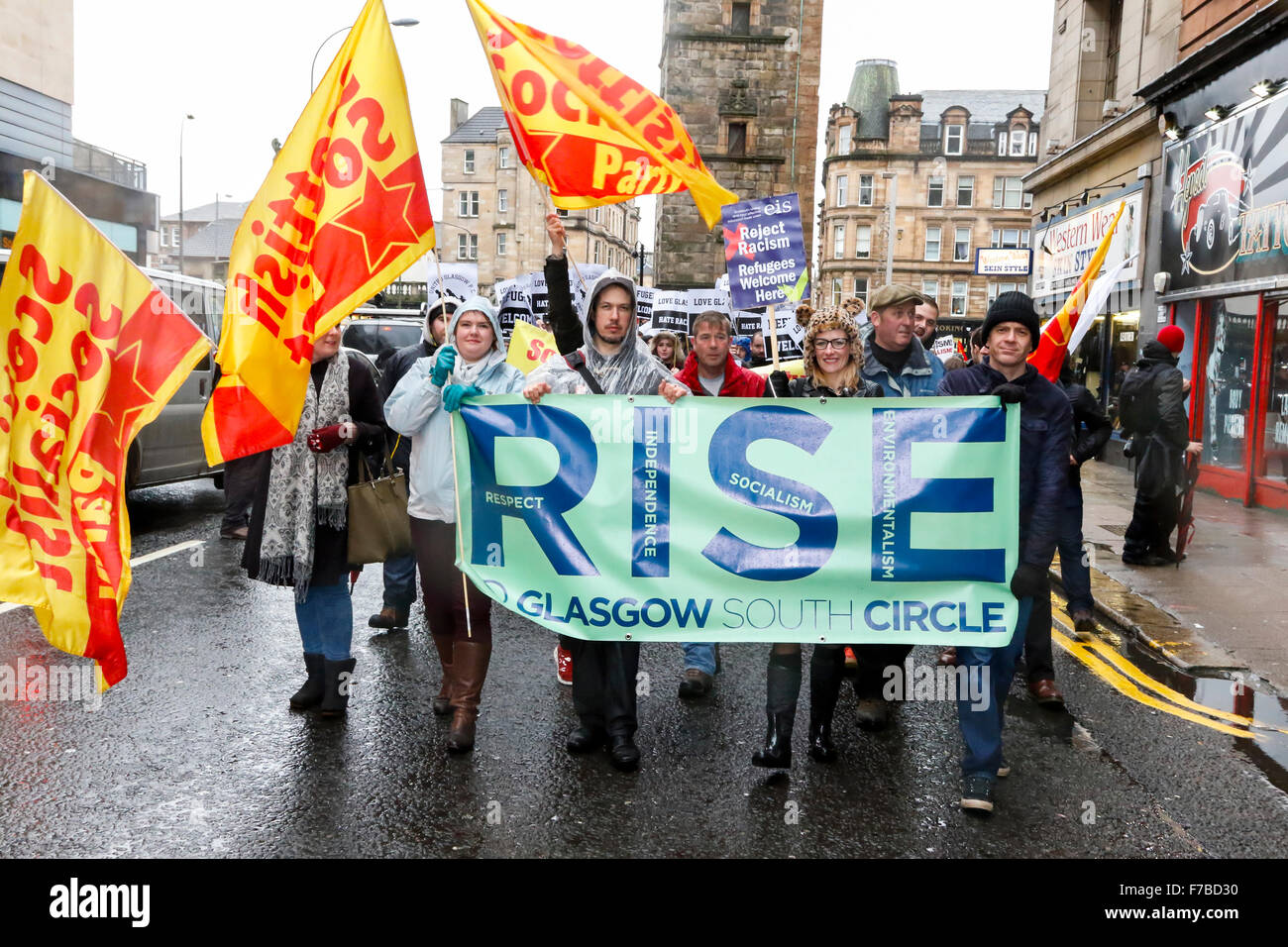 Trotz des starken Regens mehr als 750 Fans trotzten das schlechte Wetter und besuchte die jährlichen Scottish Trades Union St Andrews Tag März über Glasgow City Centre. Dieses Jahr war das Thema für den Marsch Unterstützung für Flüchtlinge. Stockfoto