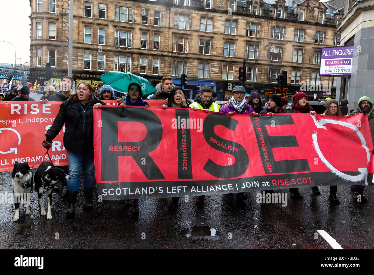Trotz des starken Regens mehr als 750 Fans trotzten das schlechte Wetter und besuchte die jährlichen Scottish Trades Union St Andrews Tag März über Glasgow City Centre. Dieses Jahr war das Thema für den Marsch Unterstützung für Flüchtlinge. Stockfoto