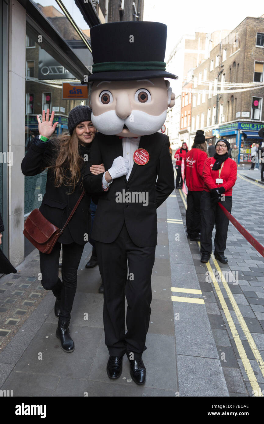 London, UK. 28. November 2015. Die konstituierenden Hamleys Weihnachten Spielzeug Parade findet entlang der Regent Street, die verkehrsfreie für den Tag ging. Die Parade organisiert von den weltberühmten Spielzeugladen Hamleys über 50 der landesweit beliebtesten Kinder Charaktere zusammen mit 400 Animateure, eine Blaskapelle und Riesenballons gekennzeichnet. Die Parade ist Macys jährliche Thanksgiving Parade in New York nachempfunden. Bildnachweis: Lebendige Bilder/Alamy Live-Nachrichten Stockfoto