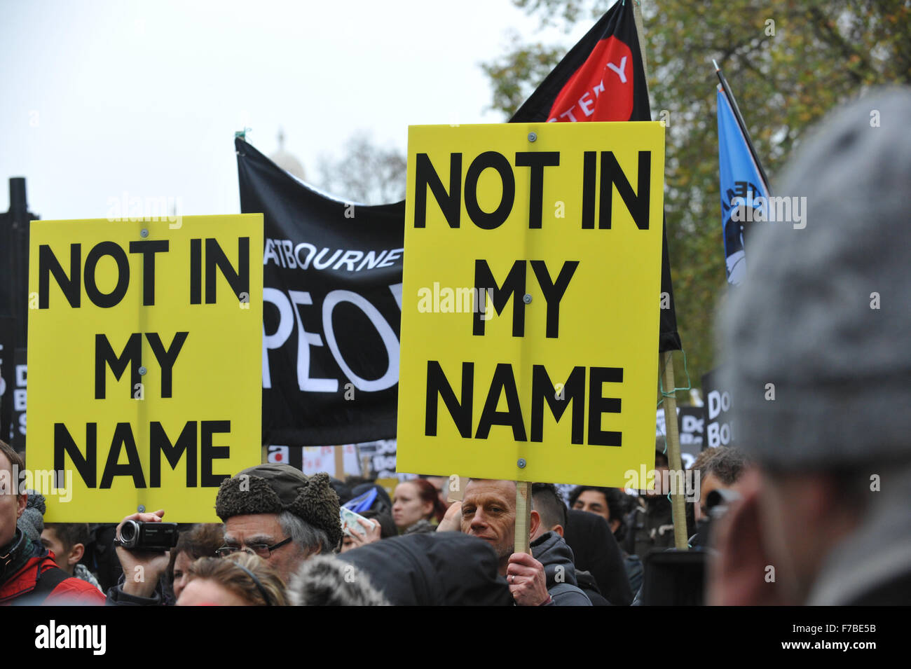 Keine Bombe Syrien, Protest gegenüber Downing Street mit Rednern, darunter Schauspieler Mark Rylance, Tariq Ali, Owen Jones Brian Eno Stockfoto