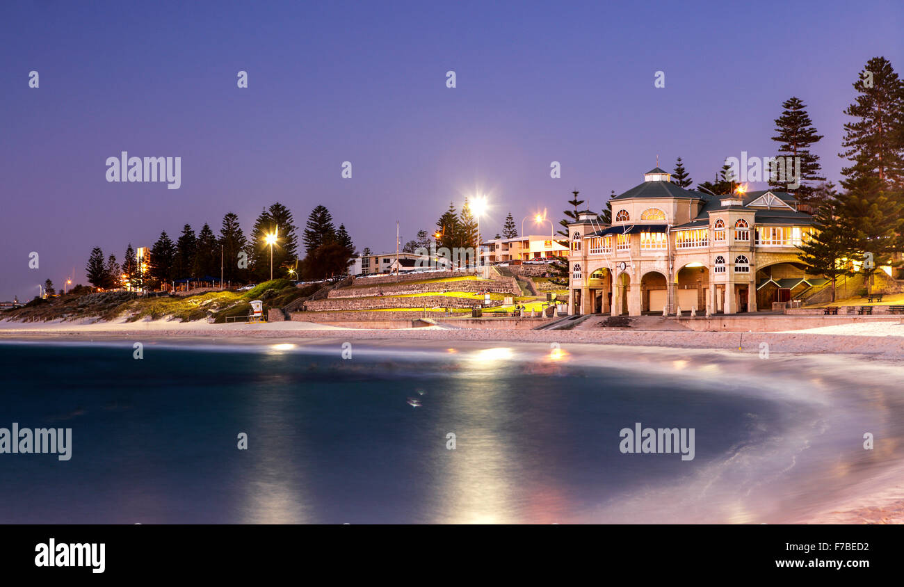 Das Indiana-Kaffeehaus in Cottesloe Beach, Western Australia während der Dämmerung. Stockfoto