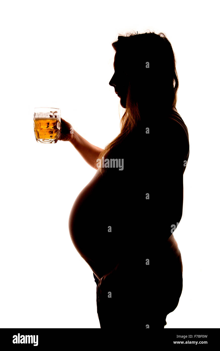 Schwangere Frauen trinken Alkohol silhouette Stockfoto