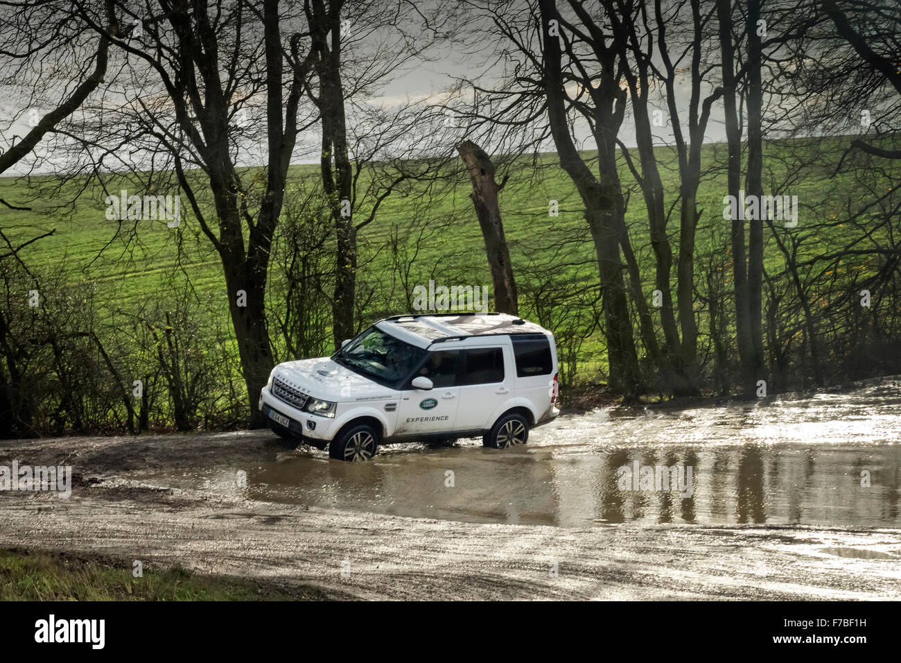 Land Rover Discovery 4 x 4 auf Thr Land Rover Erfahrung off-Road fahren grob Luton Hoo Bedfordshire UK Stockfoto