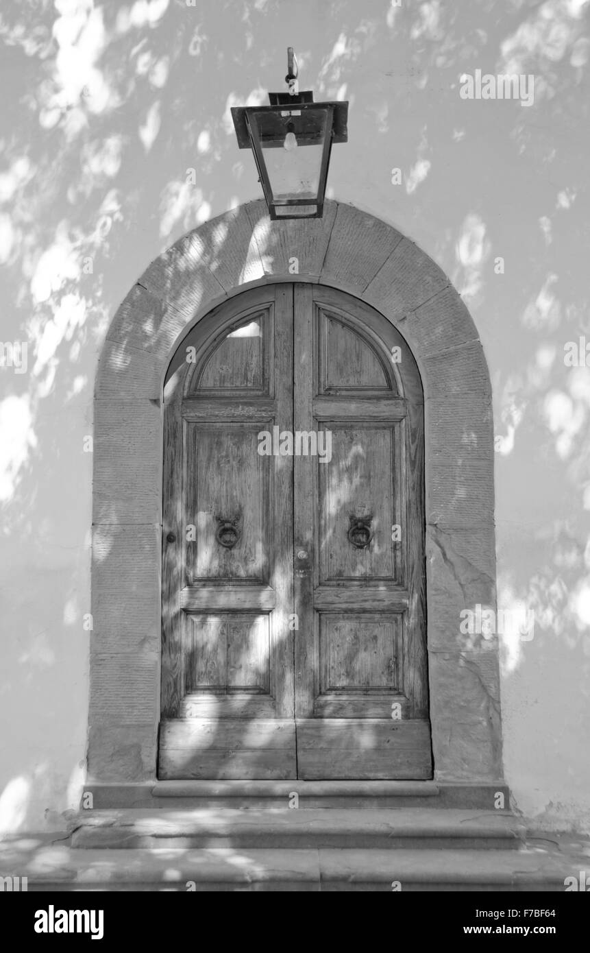 Hier abgebildet ist der Haustür eingehüllt in Schatten von Castello Vicchiomaggio tanzen. Stockfoto