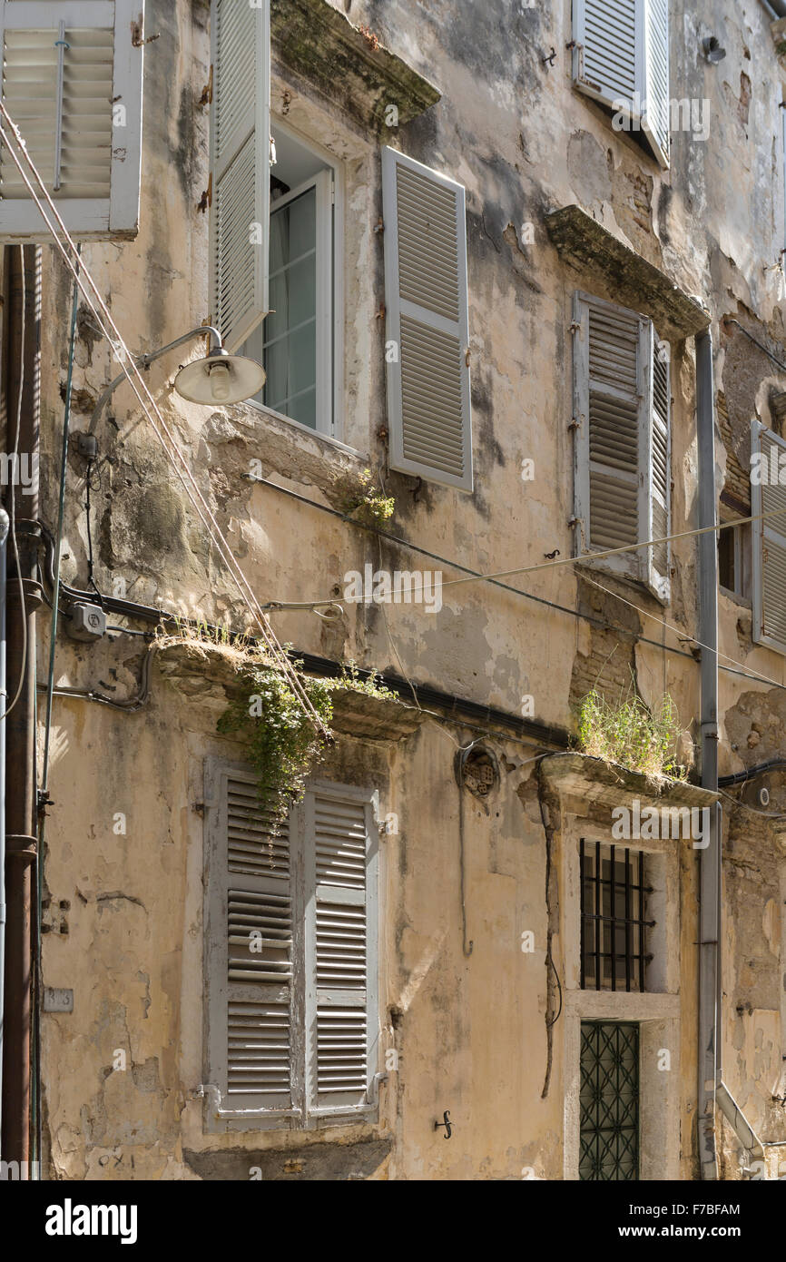 Griechische Appartments in einer Seitenstraße in Korfu-Stadt. Corfu Stockfoto