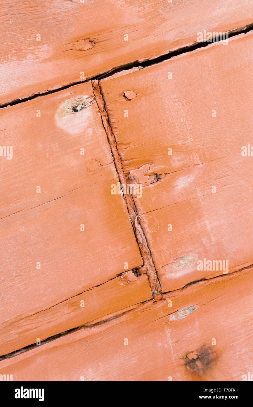 Schöne Muster in verwittertem Lack und zerfallenden Holz auf einem griechischen Angeln Boot in Astrakeri, Corfu Stockfoto