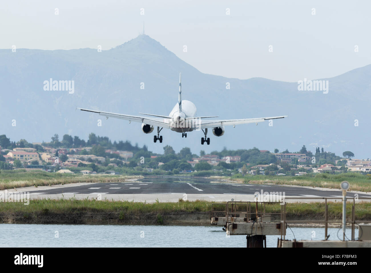 Airbus A320-232 im Besitz von Aegean Airlines kommen ins Land am Flughafen Korfu CFU, Griechenland Stockfoto
