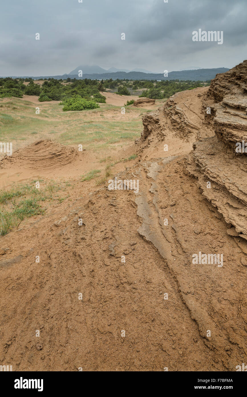 Sand hat am See Koryssion, Korfu, einige schöne Strukturen schaffen überstanden. Stockfoto