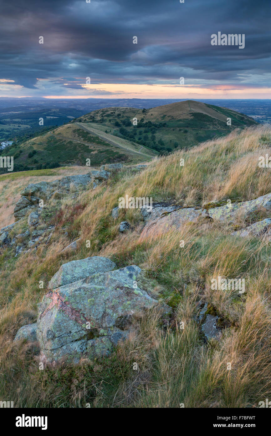 North Hill, Tafelberg und Zuckerhut Hill aus Worcestershire Beacon, Teil des Malvern, Worcestershire bei Sonnenuntergang. Stockfoto
