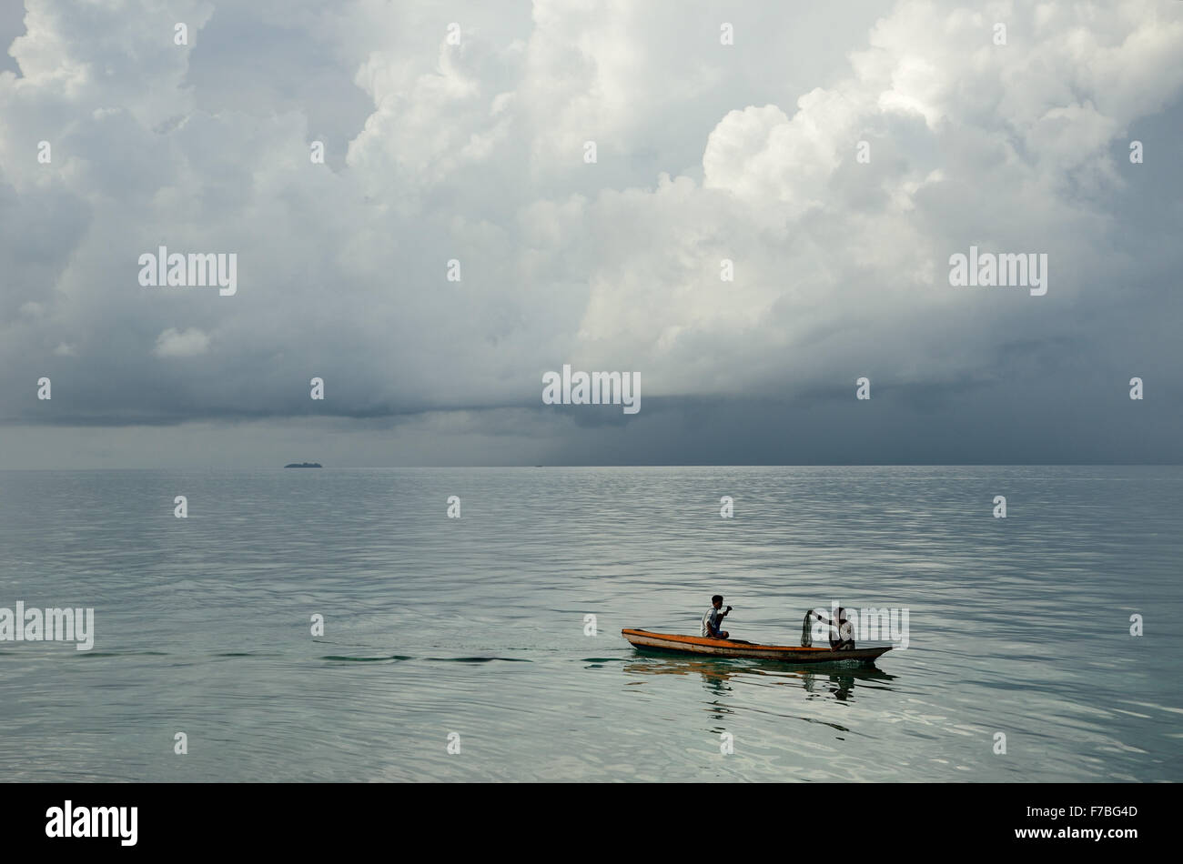 Zwei Fischer in der Celebes-See Stockfoto