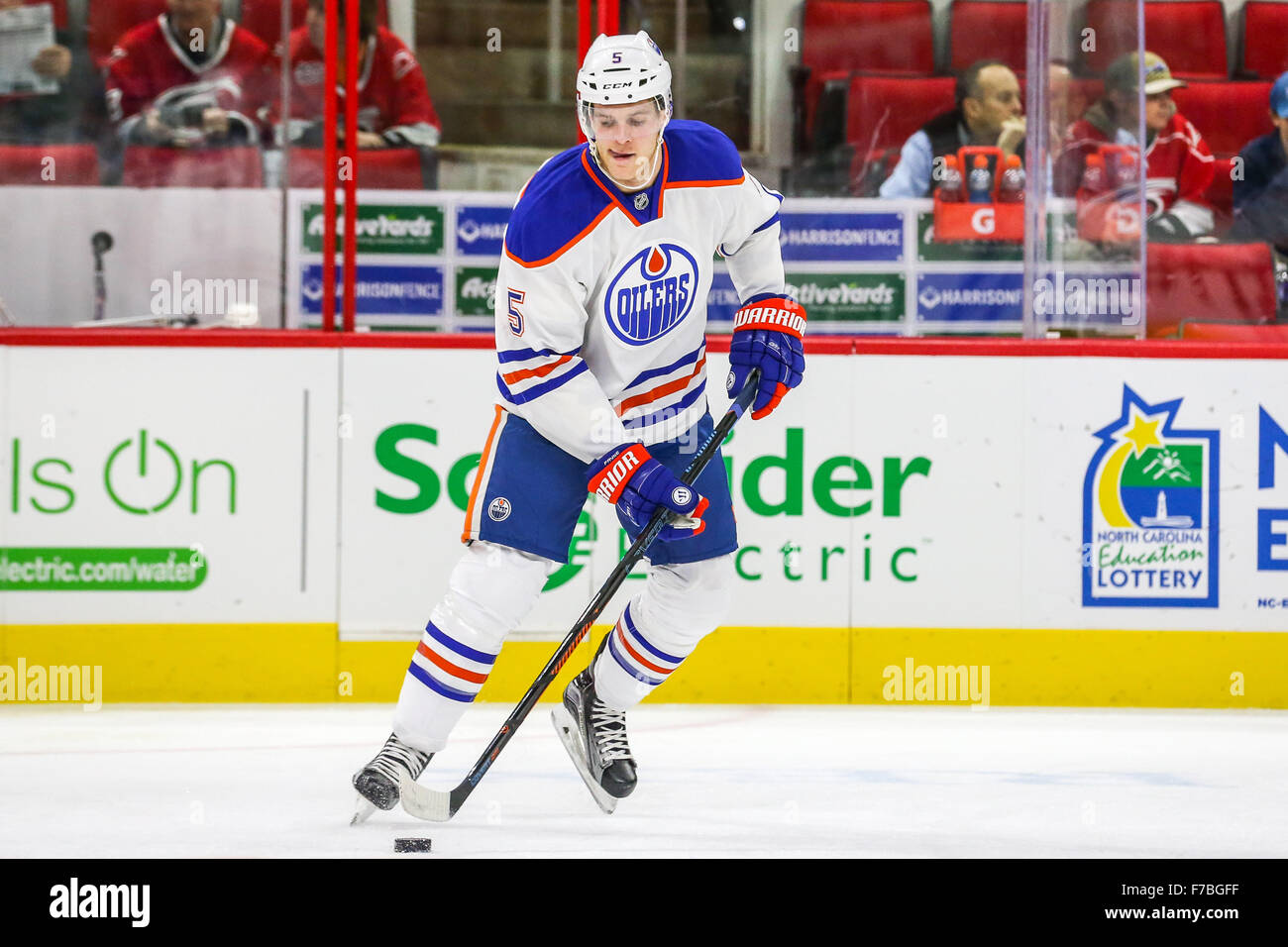 Raleigh, North Carolina, USA. 25. November 2015. Edmonton Oilers Verteidiger Mark Fayne (5) während der NHL-Spiel zwischen den Edmonton Oilers und den Carolina Hurricanes in der PNC-Arena. © Andy Martin Jr./ZUMA Draht/Alamy Live-Nachrichten Stockfoto