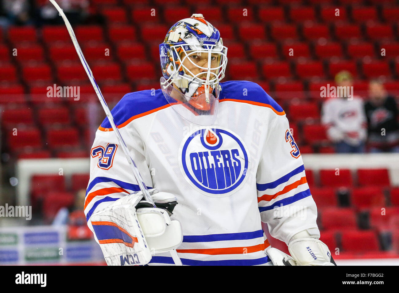 Raleigh, North Carolina, USA. 25. November 2015. Edmonton Oilers Torwart Anders Nilsson (39) während der NHL-Spiel zwischen den Edmonton Oilers und den Carolina Hurricanes in der PNC-Arena. © Andy Martin Jr./ZUMA Draht/Alamy Live-Nachrichten Stockfoto