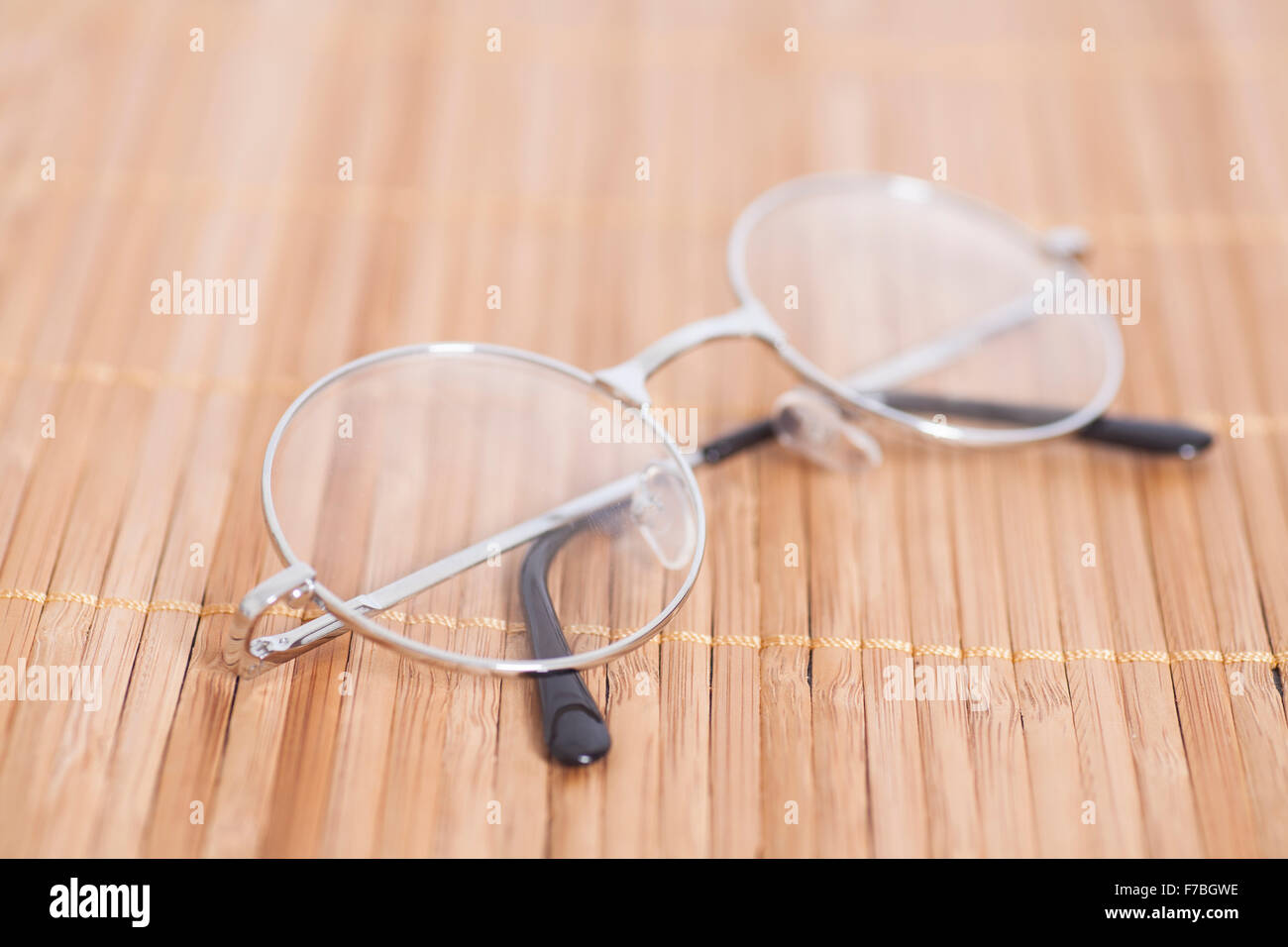 Runde Brille auf hölzernen Hintergrund Stockfoto