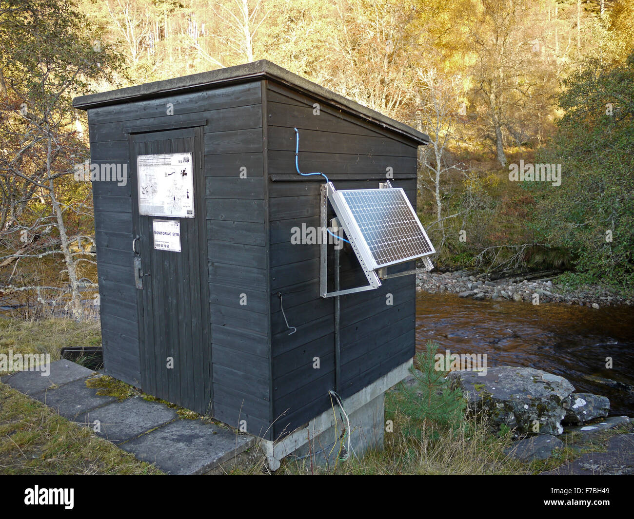 Monitoring-Station solar powered am Fluss Tromie in der Nähe von Kingussie Schottland Stockfoto