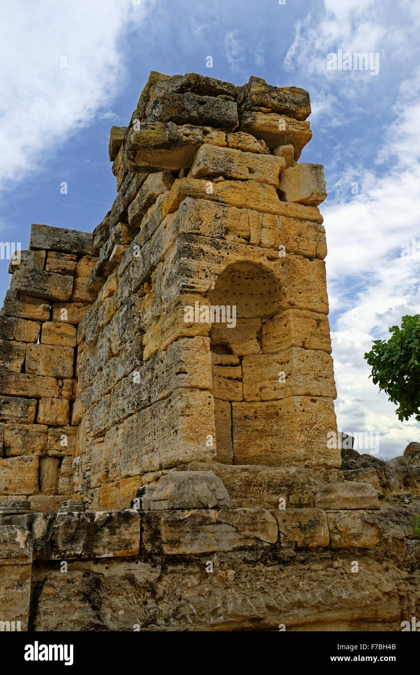 Bleibt bei der ehemaligen römischen Siedlung von Hierapolis über Pamukkale in der Nähe von Denizli, Türkei. Stockfoto