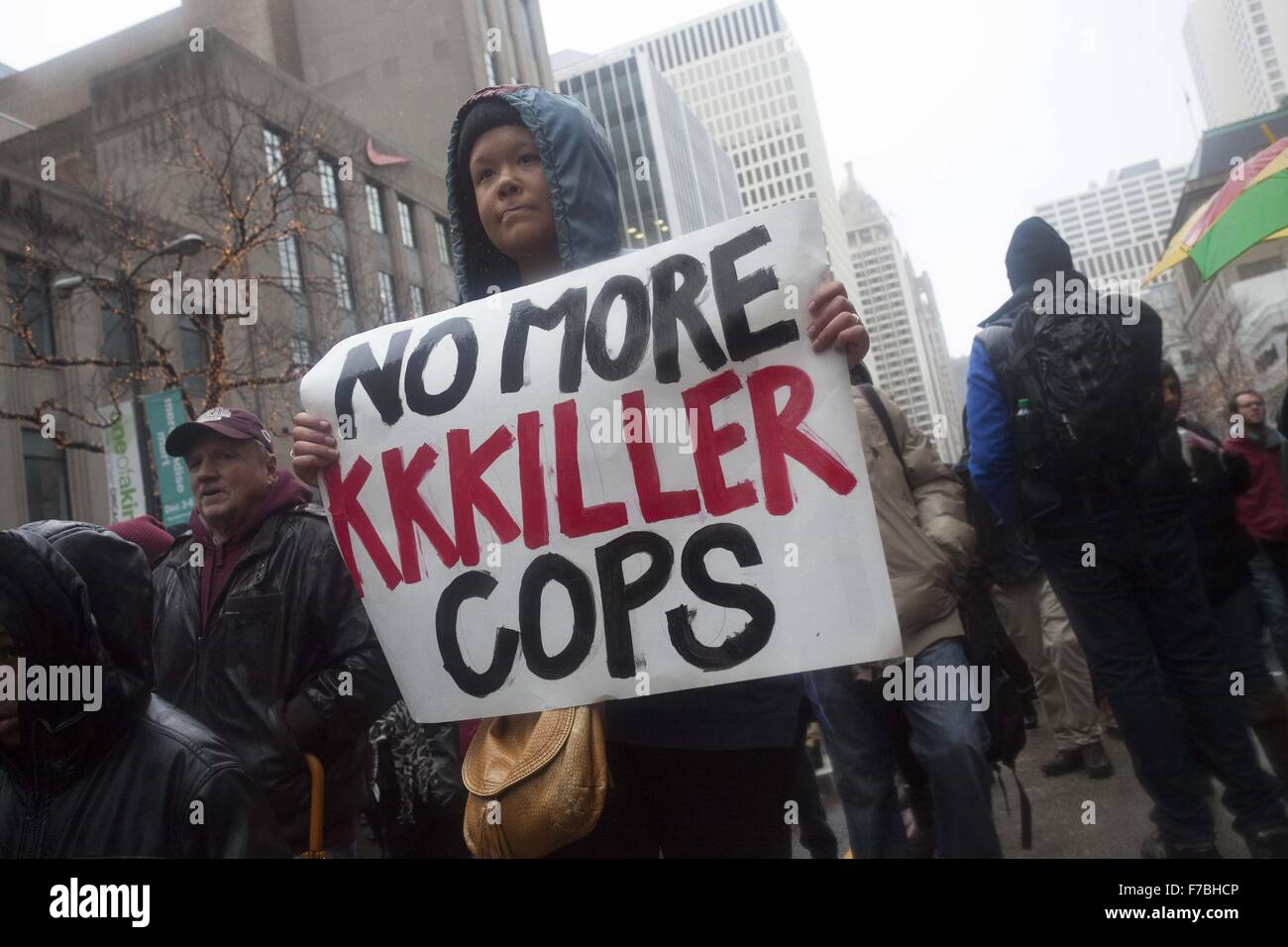 27. November 2015 - Chicago, Illinois, USA - Demonstranten marschieren entlang der Magnificent Mile in Chicago am schwarzen Freitag Dissrupt einkaufen und Kraft die Stadt zu versöhnen mit der Erschießung der Laquan McDonald von Officer Jason Van Dyke von Chicago Police Department. (Kredit-Bild: © Rick Majewski über ZUMA Draht) Stockfoto