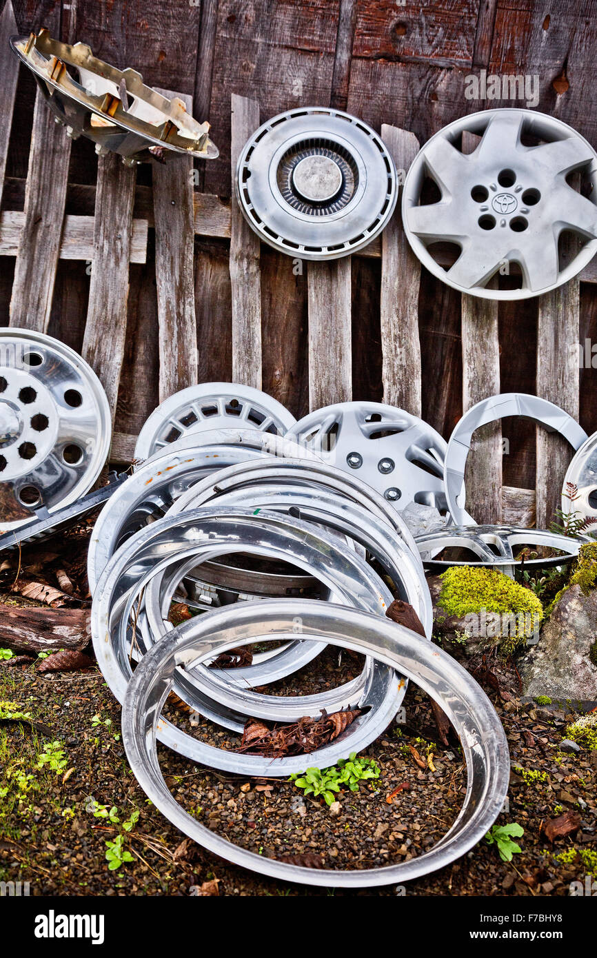 WASHINGTON - Teil einer Sammlung von Radkappen an der Wand der schwer regen Café und Mercantile an der Hoh River Road gelegen. Stockfoto