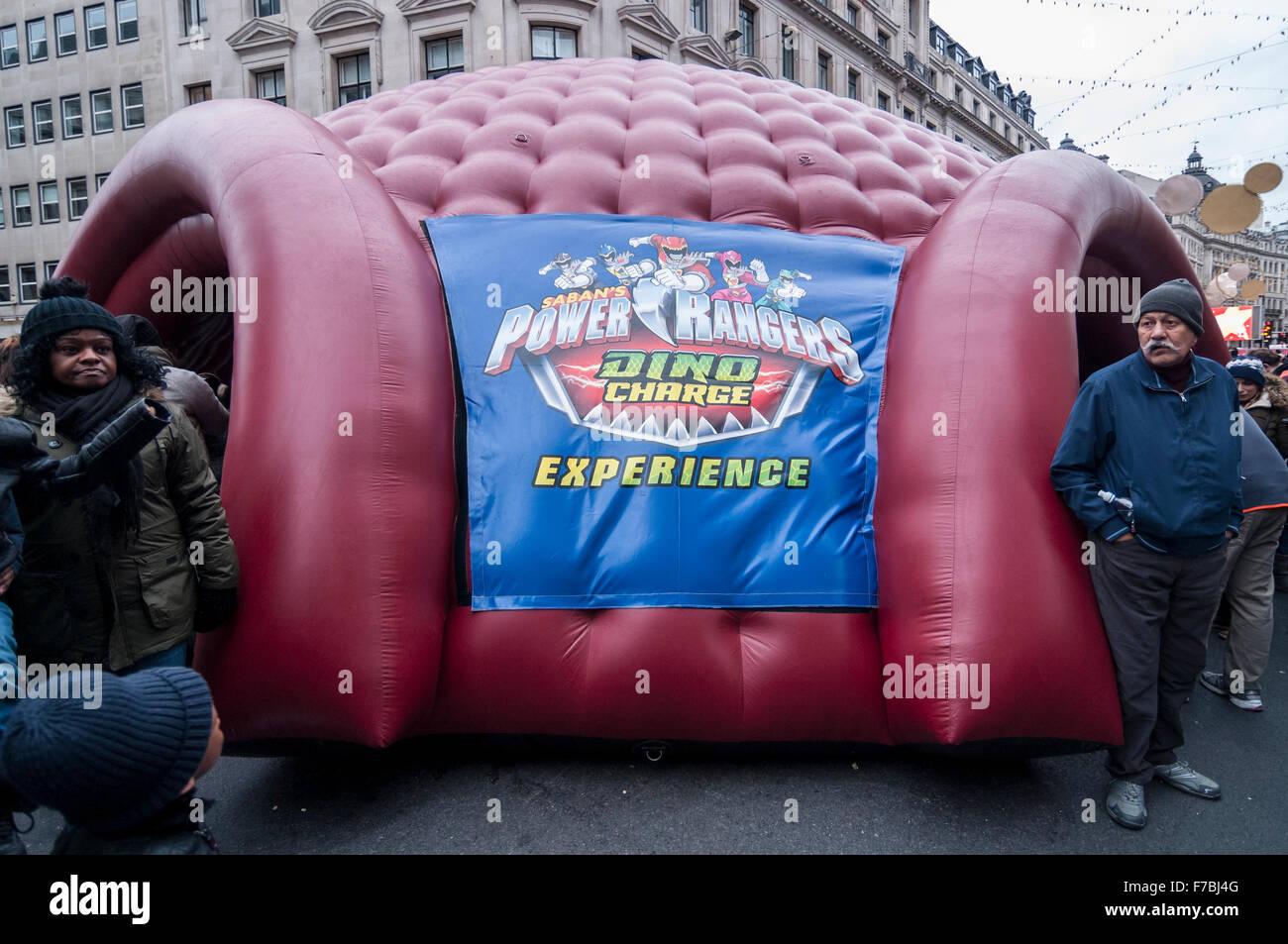 London, UK.  28. November 2015.  Eine Power Rangers-Attraktion auf dem Display, Hunderte von Menschen versammelten sich in der Regent Street, die für den Verkehr zu Spielzeug Zeichen genießen geschlossen wurde und Tätigkeiten im Zusammenhang mit Spielzeug.  Hamley, das älteste Spielzeug-Shop der Welt gehostet, was als, die größten Spielzeug-Parade, die jemals in Großbritannien beworben wurde.  Bildnachweis: Stephen Chung / Alamy Live News Stockfoto