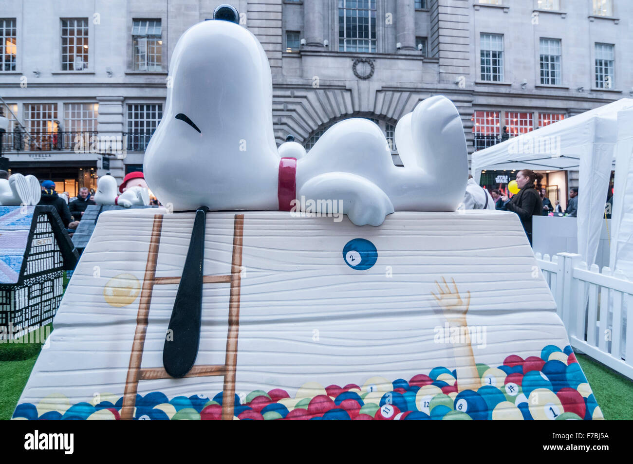 London, UK.  28. November 2015.  Eine Anzeige der gemalten Snoopy Zwinger auf dem Display, wie Hunderte von Menschen in der Regent Street, sammeln, die für den Verkehr zu Spielzeug Zeichen genießen geschlossen wurde und Tätigkeiten im Zusammenhang mit Spielzeug.  Hamley, das älteste Spielzeug-Shop der Welt gehostet, was als, die größten Spielzeug-Parade, die jemals in Großbritannien beworben wurde.  Bildnachweis: Stephen Chung / Alamy Live News Stockfoto