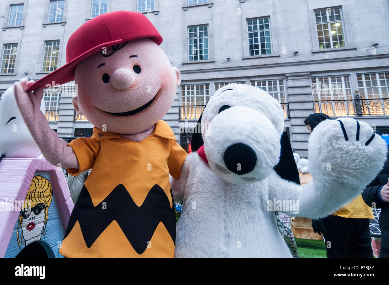 London, UK.  28. November 2015.  "Charlie Brown" und "Snoopy" Figuren aus Charles Schulzs "Peanuts"-Comic-Strip, unterhalten Hunderte von Menschen versammelten sich in der Regent Street, die für den Verkehr zu Spielzeug Zeichen genießen geschlossen wurde und Tätigkeiten im Zusammenhang mit Spielzeug.  Hamley, das älteste Spielzeug-Shop der Welt gehostet, was als, die größten Spielzeug-Parade, die jemals in Großbritannien beworben wurde.  Bildnachweis: Stephen Chung / Alamy Live News Stockfoto