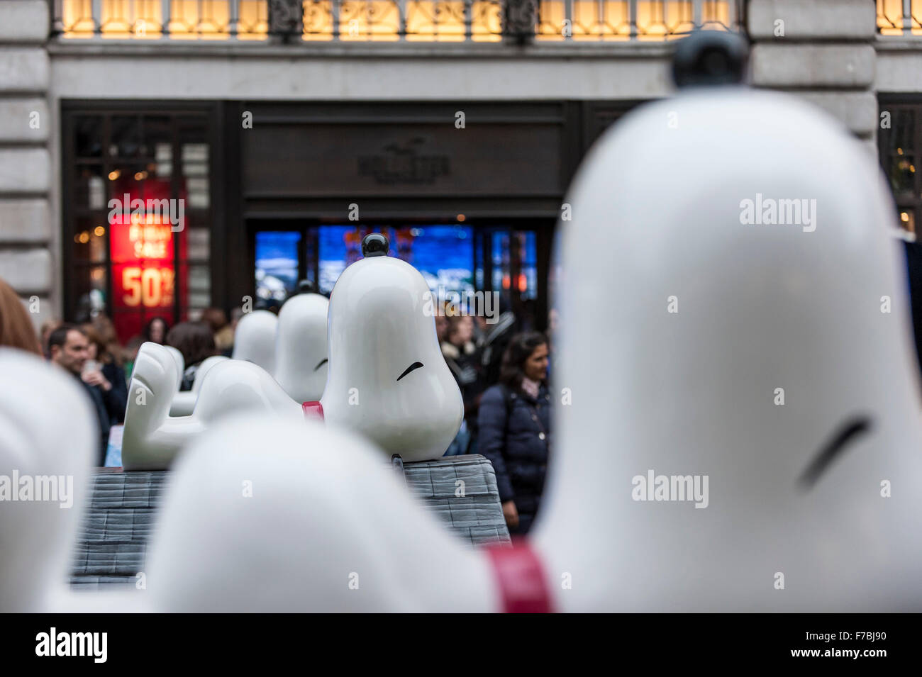 London, UK.  28. November 2015.  Eine Anzeige der gemalten Snoopy Zwinger auf dem Display, wie Hunderte von Menschen in der Regent Street, sammeln, die für den Verkehr zu Spielzeug Zeichen genießen geschlossen wurde und Tätigkeiten im Zusammenhang mit Spielzeug.  Hamley, das älteste Spielzeug-Shop der Welt gehostet, was als, die größten Spielzeug-Parade, die jemals in Großbritannien beworben wurde.  Bildnachweis: Stephen Chung / Alamy Live News Stockfoto